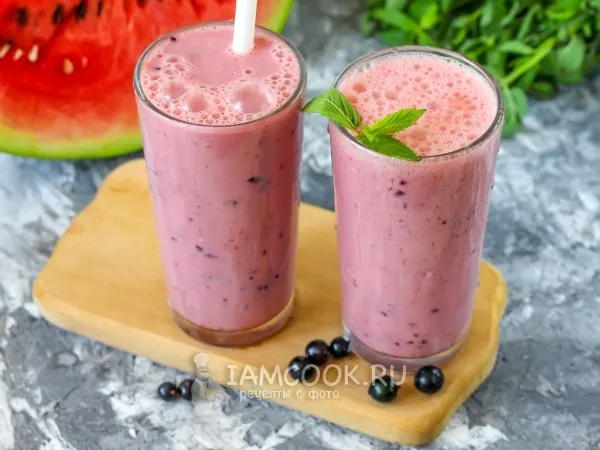 Фото блюда: Смузи из арбуза с черной смородиной на кефире