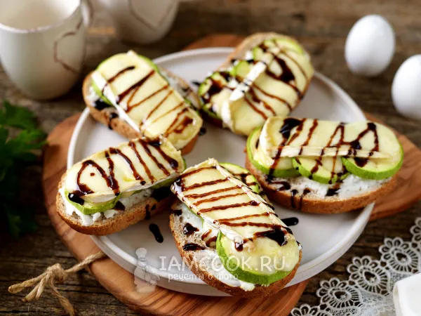 Фото блюда: Горячие бутерброды с сыром бри и кабачками-гриль