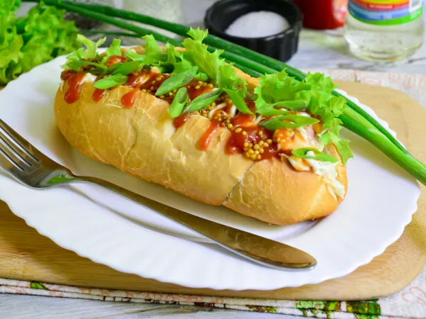 Фото блюда: Хот-дог с капустой и сосиской