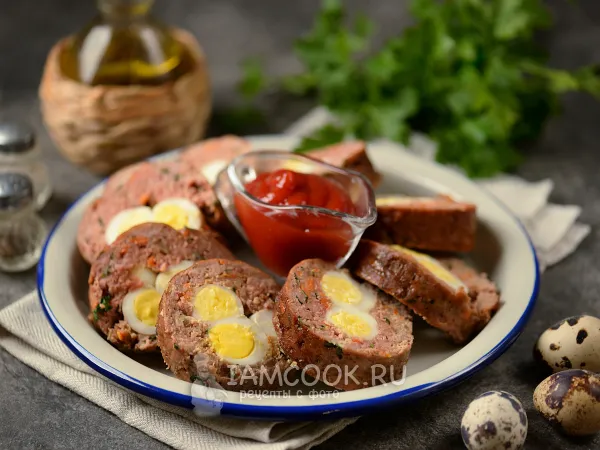 Фото блюда: Мясной рулет с перепелиными яйцами
