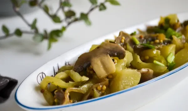 Фото блюда: Салат с картошкой, грибами и маринованными огурцами