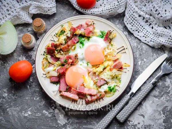 Фото блюда: Яичница с мясом и луком