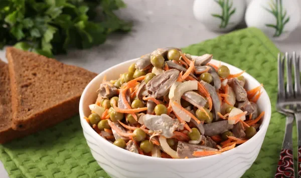 Фото блюда: Салат с куриными сердечками, морковью и горошком