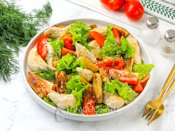 Фото блюда: Салат с хрустящим баклажаном и курицей