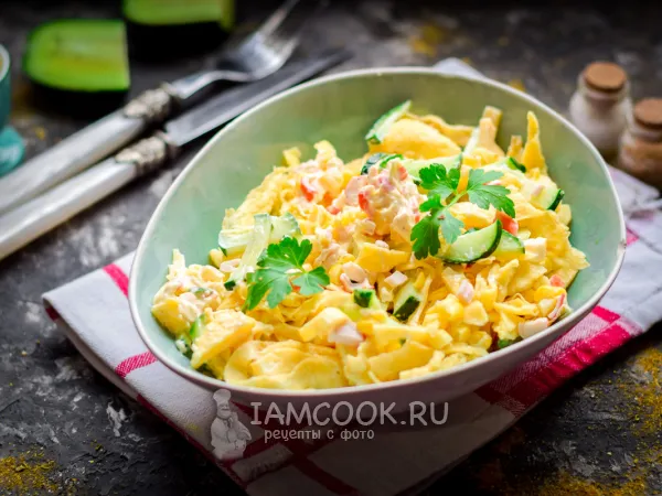 Фото блюда: Салат с крабовыми палочками и омлетом