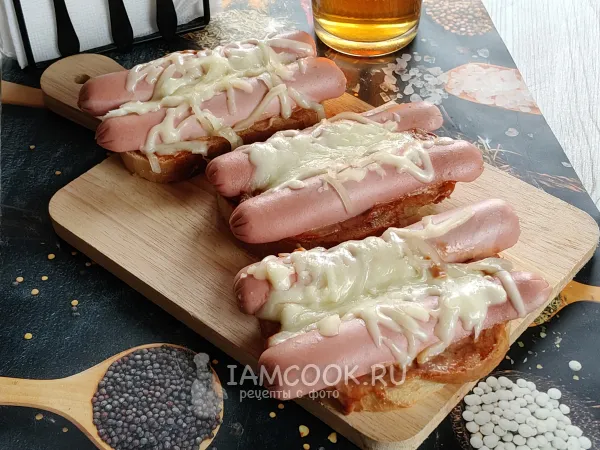 Фото блюда: Бутерброды с сосисками и сыром в микроволновке