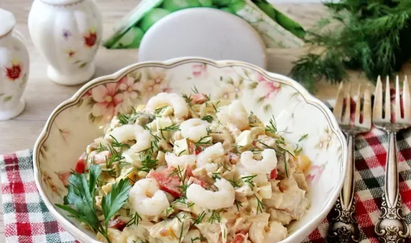 Фото блюда: Салат с креветками и курицей