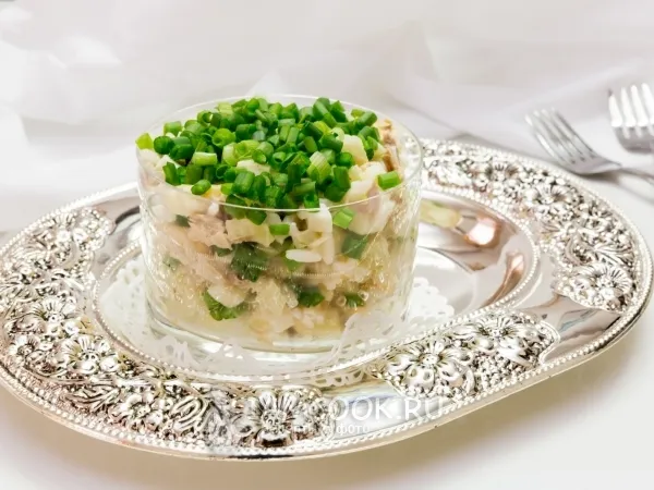 Фото блюда: Салат из консервированной скумбрии