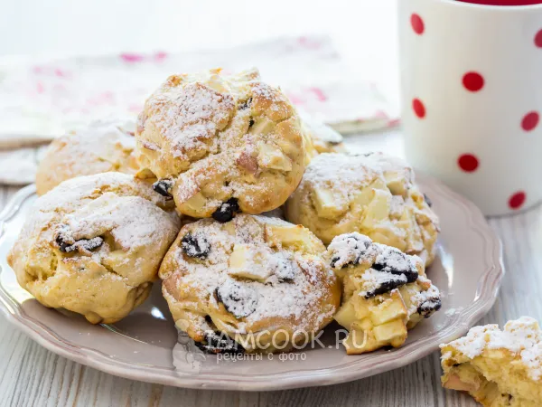 Фото блюда: Булочки с яблоком и вяленой вишней на скорую руку