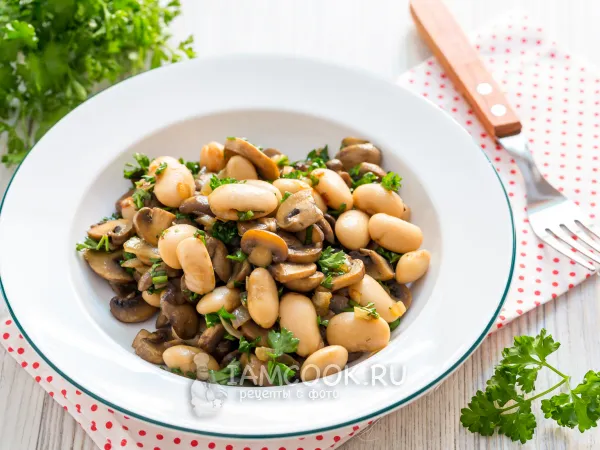 Фото блюда: Салат с жареными грибами, фасолью и соевым соусом