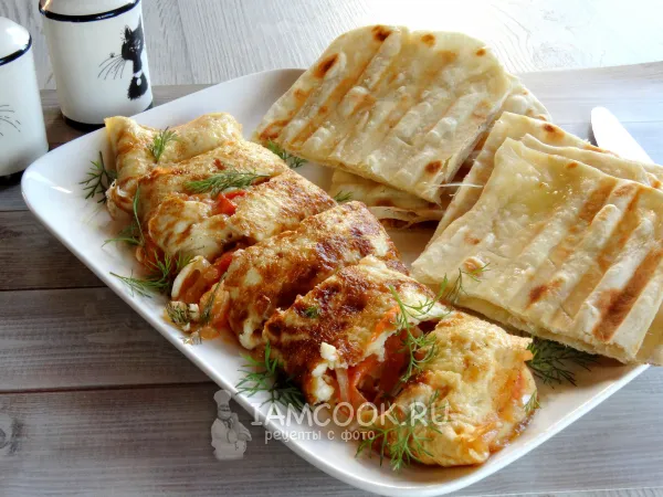 Фото блюда: Омлет на сковороде с помидорами и луком