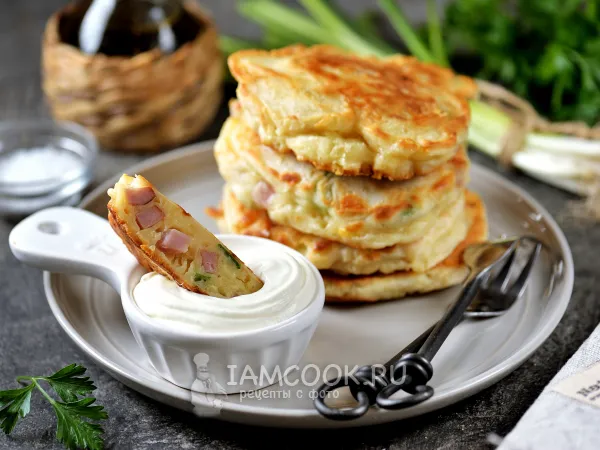 Фото блюда: Оладьи с колбасой и сыром на сметане