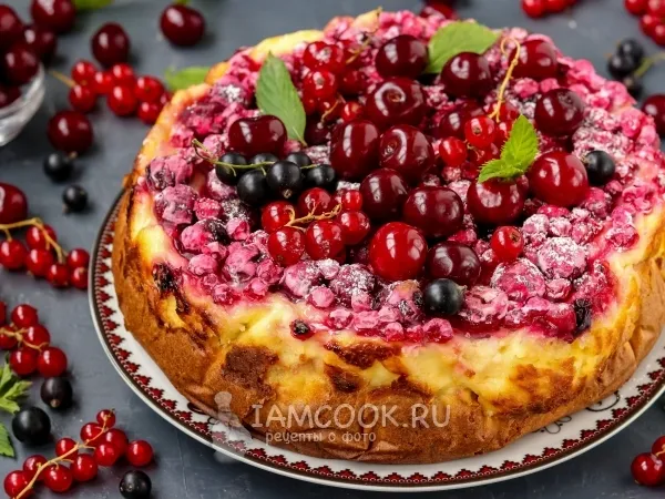 Фото блюда: Двухслойный пирог с творожной начинкой и ягодами
