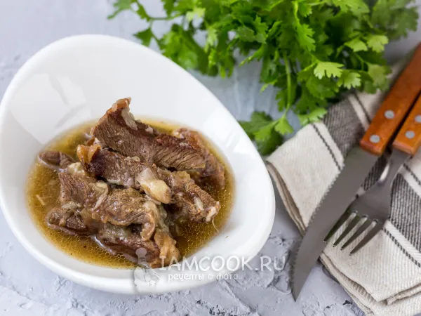 Фото блюда: Тушёная говядина с луком на сковороде