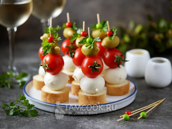 Фото блюда: Канапе с моцареллой, помидорами черри и оливками