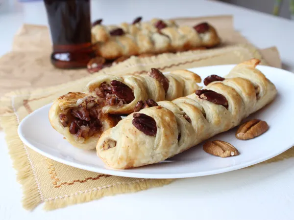 Фото блюда: Слойки с кленовым сиропом и орехами пекан