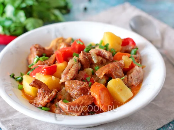 Фото блюда: Филе куриных бедер с лисичками и овощами в казане