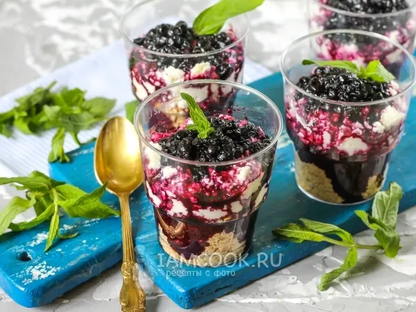 Фото блюда: Ленивый чизкейк с черникой в стаканах