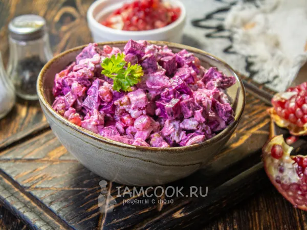 Фото блюда: Салат со свеклой, курицей и грецкими орехами