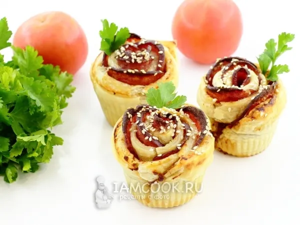 Фото блюда: Розочки из слоеного теста с колбасой