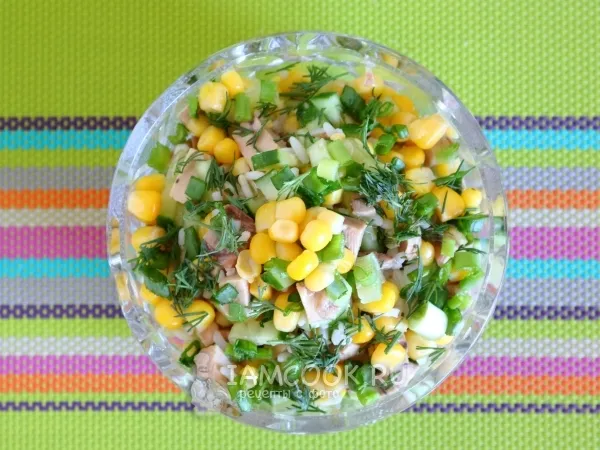 Фото блюда: Салат с печенью трески и кукурузой