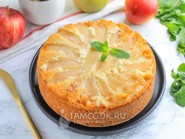 Фото блюда: Пышная шарлотка-перевертыш на кефире с яблоками
