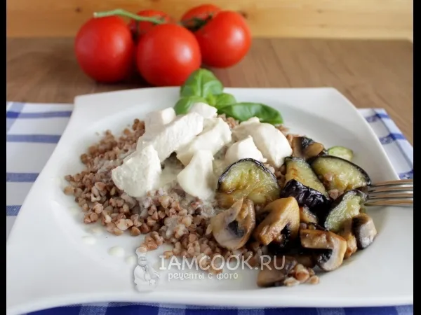 Фото блюда: Куриное филе с гречкой, шампиньонами, баклажанами и кабачком
