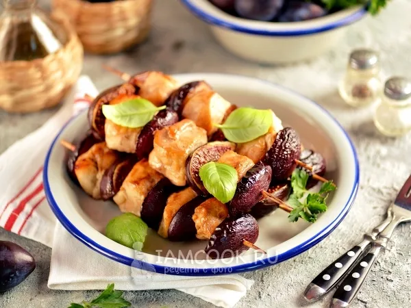 Фото блюда: Шашлычки из куриного филе с инжиром и сливами