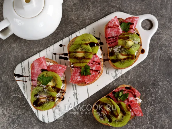 Фото блюда: Гренки с мягким сыром и киви