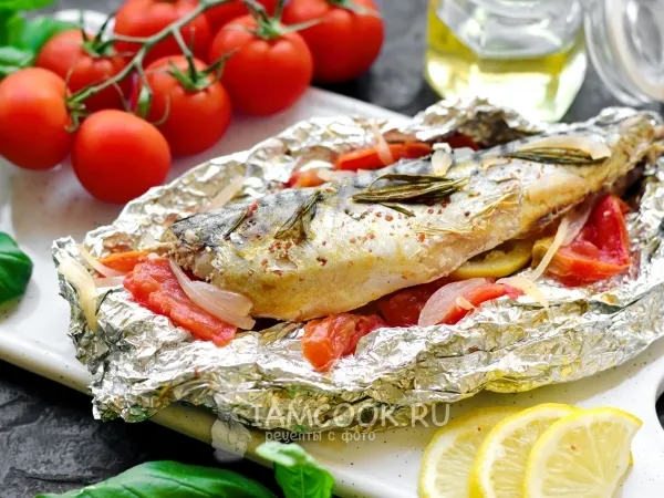 Фото блюда: Скумбрия с помидорами и луком в духовке