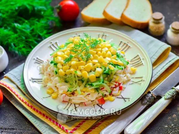 Фото блюда: Крабовый салат «Нежный» с кукурузой, огурцом и плавленым сыром