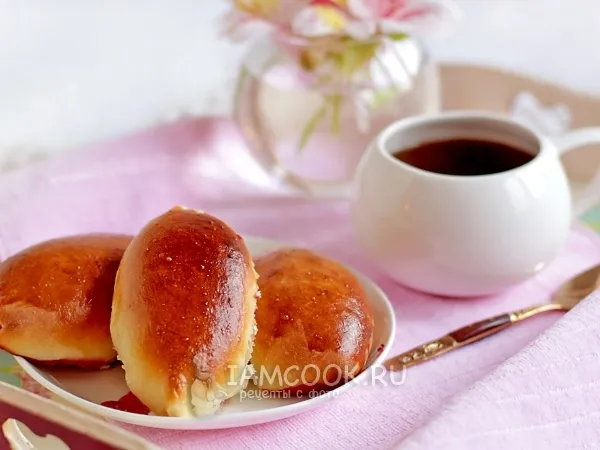 Фото блюда: Пирожки с вишней из дрожжевого теста