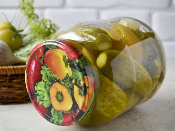 Фото блюда: Маринованные огурцы с зелеными помидорами на зиму