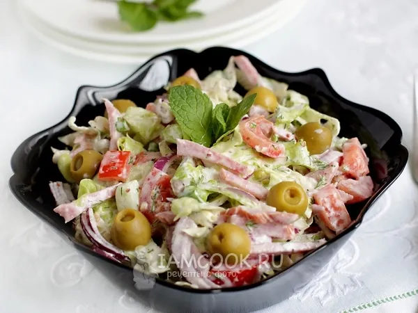 Фото блюда: Салат «Быстрый» из огурцов и помидоров с колбасой
