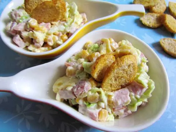 Фото блюда: Салат из пекинской капусты с сухариками