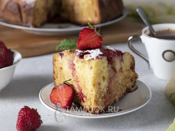 Фото блюда: Шарлотка на кефире с клубникой