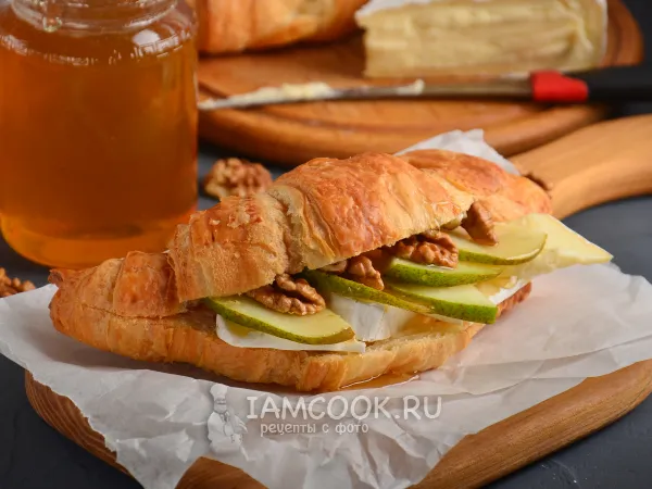 Фото блюда: Бутерброды из круассанов с сыром бри, грушей и медом