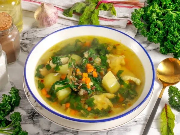 Фото блюда: Суп из свекольной ботвы с курицей