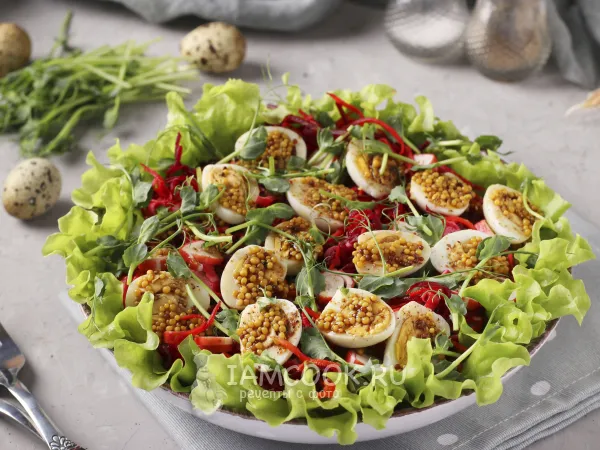 Фото блюда: Крабовый салат с корейской морковью, свеклой и перепелиными яйцами