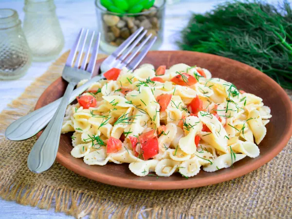 Фото блюда: Макароны с помидорами и луком на сковороде