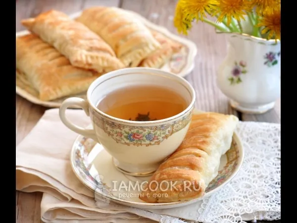 Фото блюда: Пирожки с курицей и ветчиной из слоеного теста