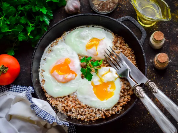 Фото блюда: Идея для завтрака: вареная (заранее) гречка с яйцами на сковороде