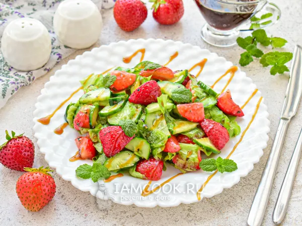 Фото блюда: Салат с клубникой и огурцом