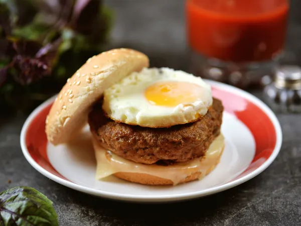 Фото блюда: МакМаффин с яйцом и свиной котлетой