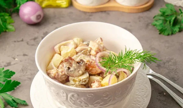 Фото блюда: Салат «Деревенский» с курицей и грибами