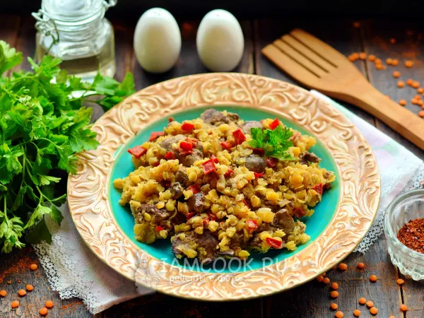 Фото блюда: Чечевица с куриной печенью в сковороде