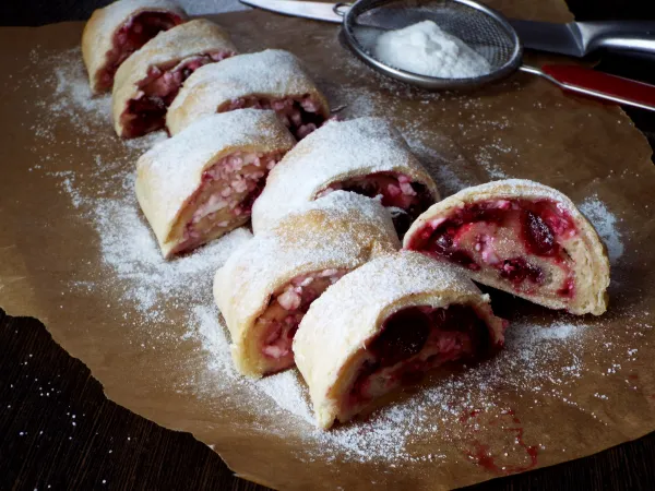 Фото блюда: Штрудель с творогом и вишней