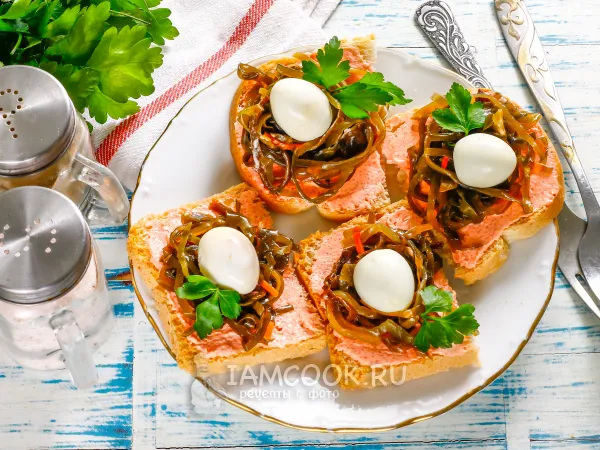 Фото блюда: Бутерброды с икрой мойвы и морской капустой
