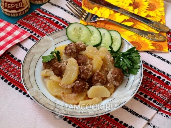 Фото блюда: Фрикадельки с картошкой в духовке
