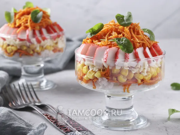 Фото блюда: Слоёный крабовый салат с рисом, кукурузой и корейской морковью